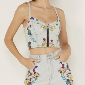 Blank NYC Women's Light Wash Picnic Date Embroidered Denim Crop Top